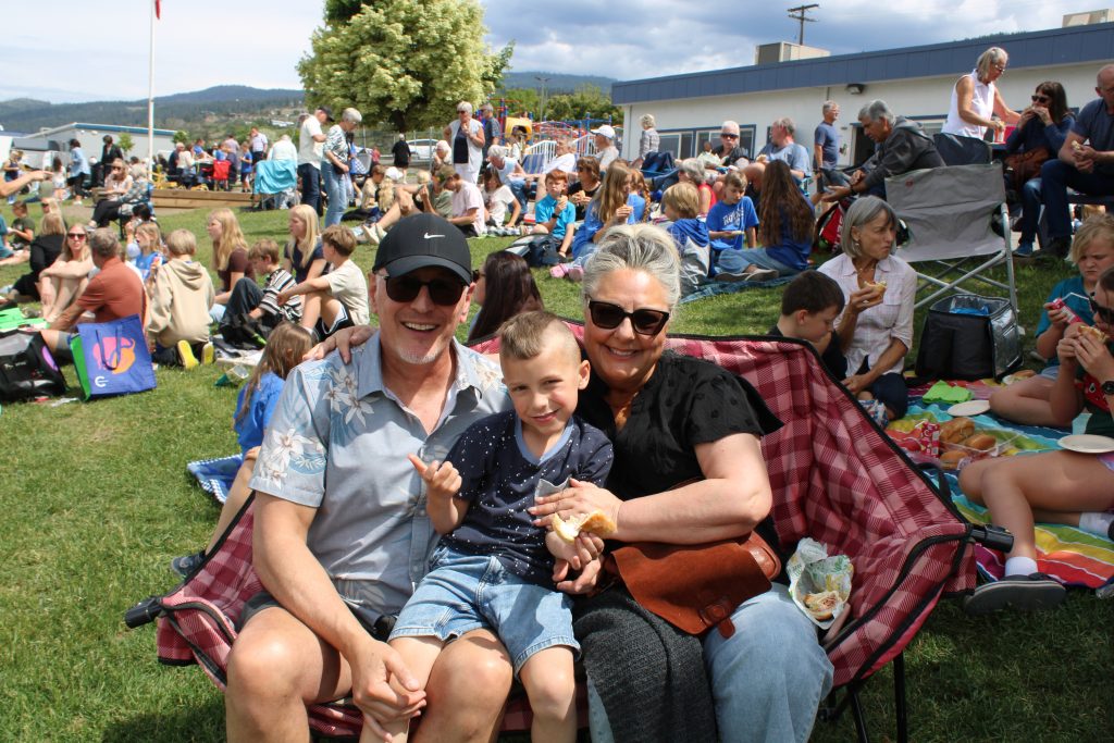 From joyful classroom visits and music presentations to shared lunches on the hillside, the day was filled with laughter, connection, and special memories across generations...